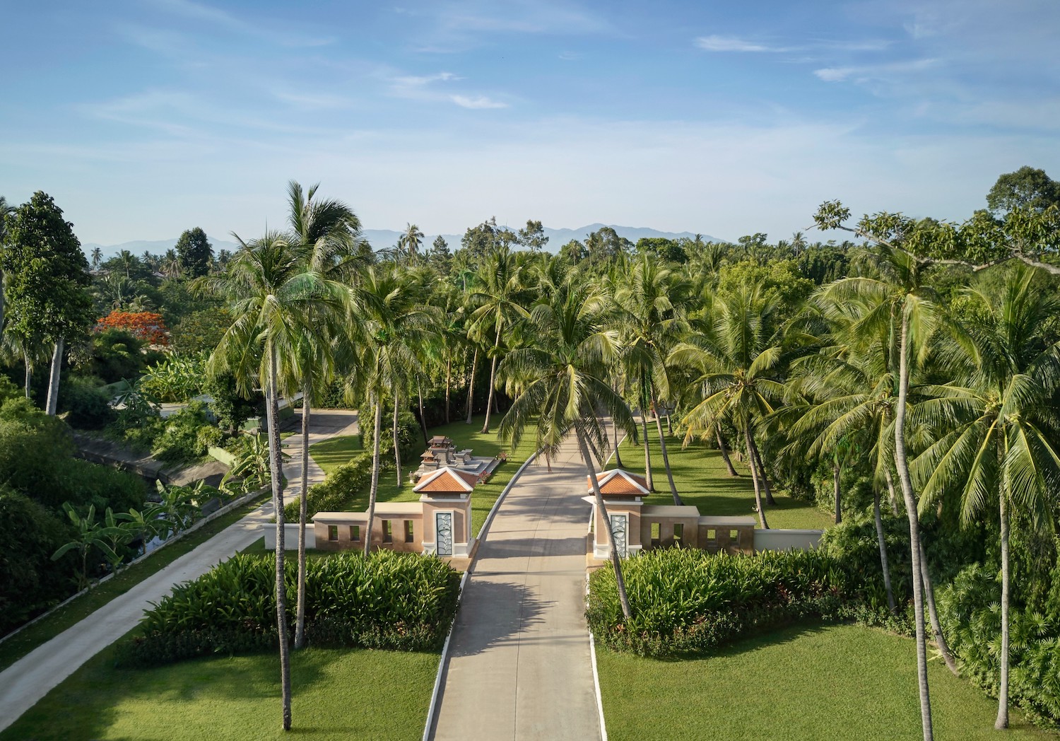 Jardins du Santiburi avec de nombreux cocotiers, arbres et allées