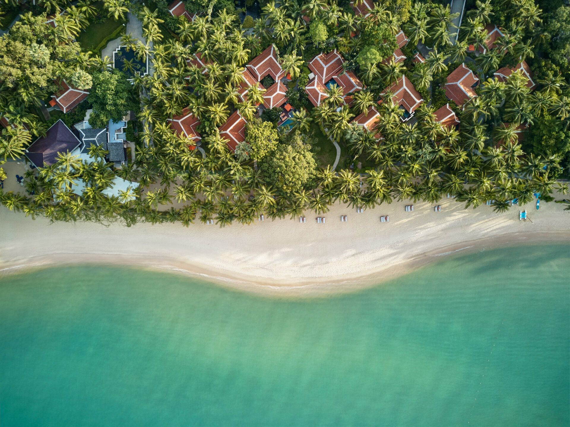 La plage et les jardins du Santiburi à Koh Samui, vus du ciel